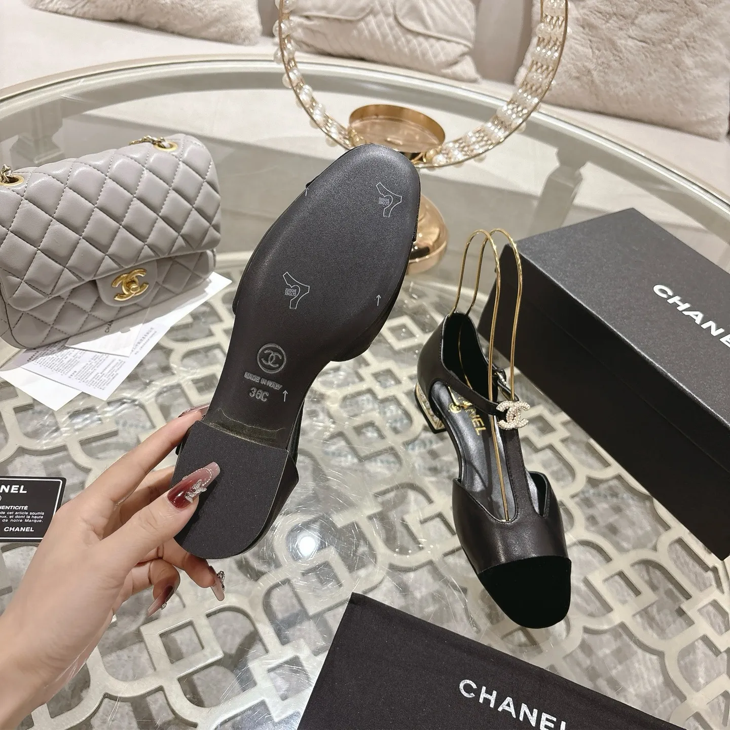 👟👟Ex-factory price 560👟👟 25ss early autumn new Xiaoxiang Chanel pearl double C buckle T-strap Mary Jane shoes pearl heel buckle shoes doll shoe design is so cute 💥The daughter of a rich family has the sense of sight, retro sweetness and age reduction! Mary Jane's unique noble texture allows you to practice various combinations of beauty. Beauty and comfort coexist. Who can not be tempted? The high-end simple style will never go out of style when worn again and again. It vividly interprets the charm of the exclusive fragrance. More possibilities for shaping. Original molded hardware buckle. Upper: lambskin. Lining: sheepskin. Outsole: genuine leather outsole imported from Italy. Size: 35-39 (40.41 custom-made, non-refundable).